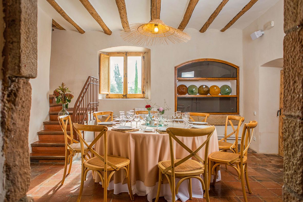 Sala Racó con mesa preparada y ventana al jardín