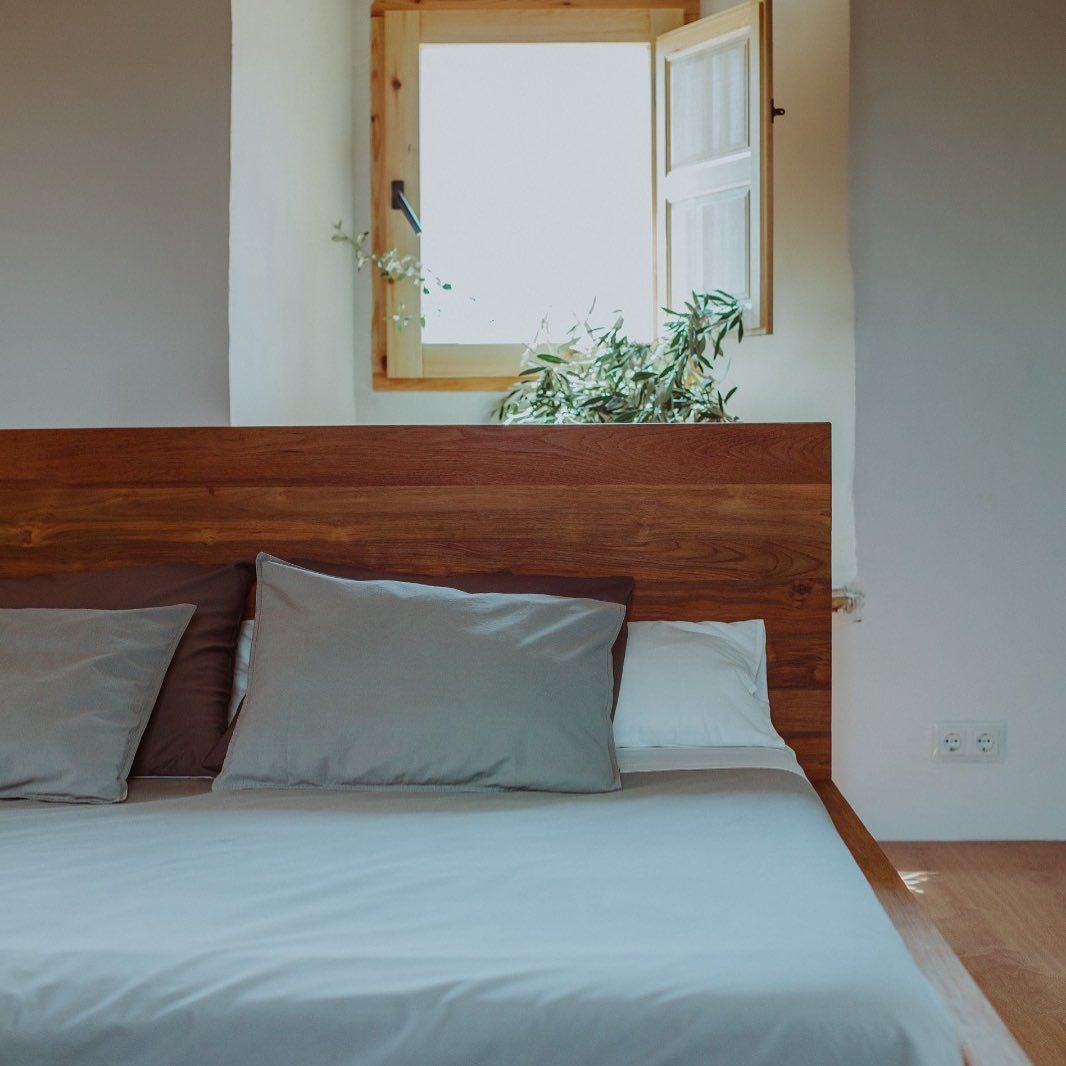 Suite nupcial — cabecero de madera y ventana