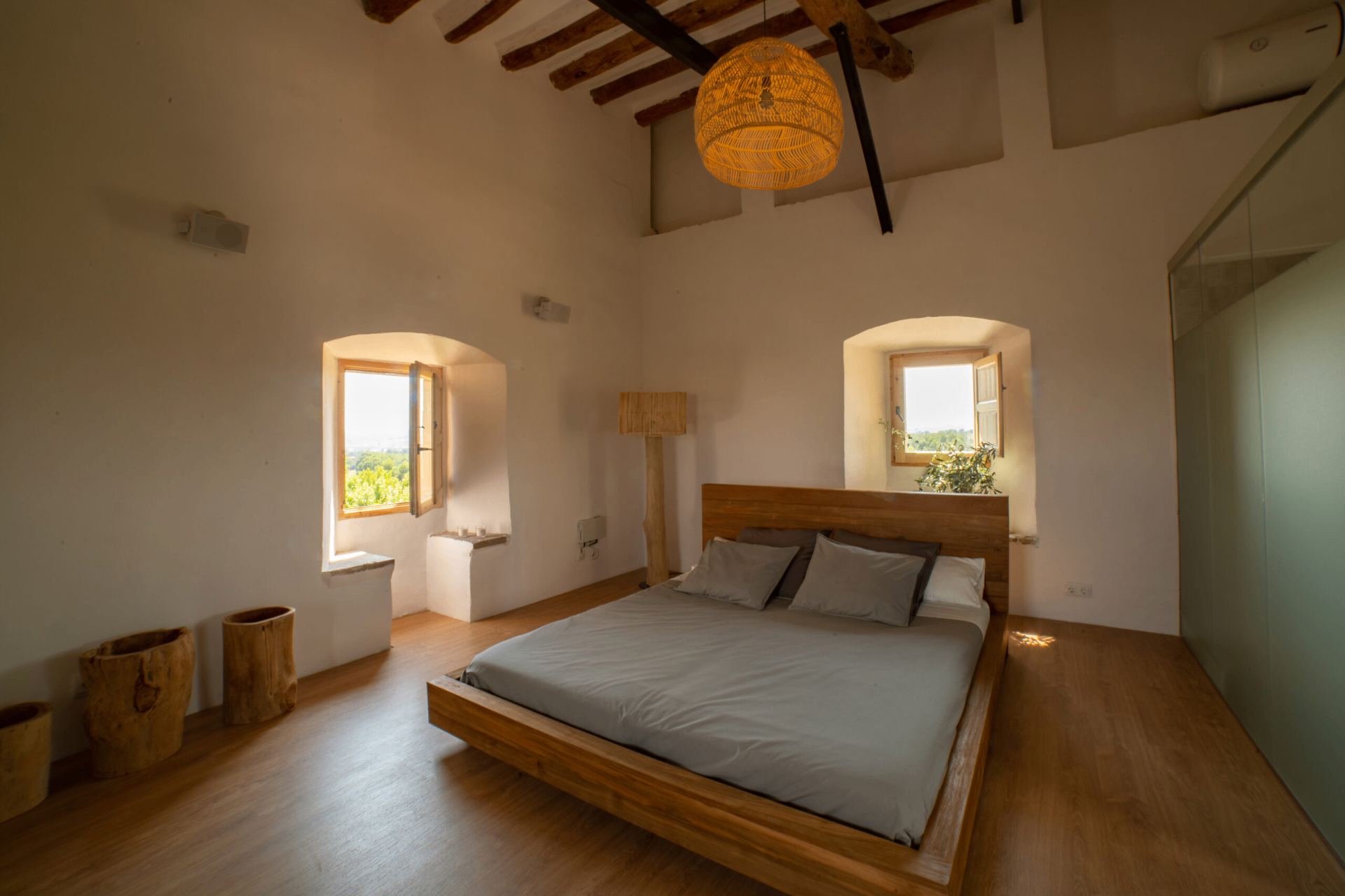 Suite nupcial con vigas de madera y ventanales