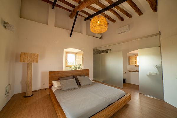 Habitación de la torre con vigas y luz natural