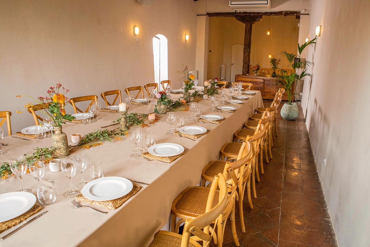 Mesa larga preparada para banquete
