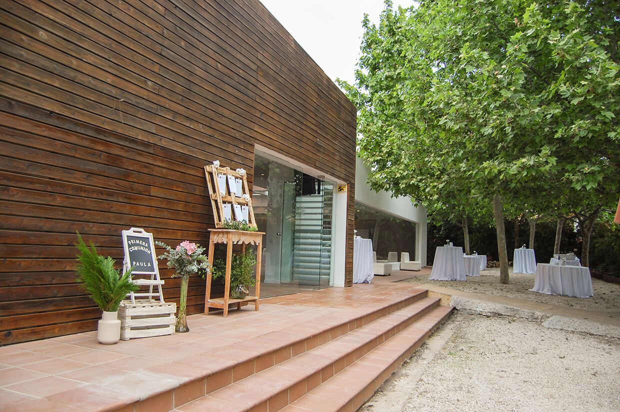 Entrada exterior de la Sala Arnau
