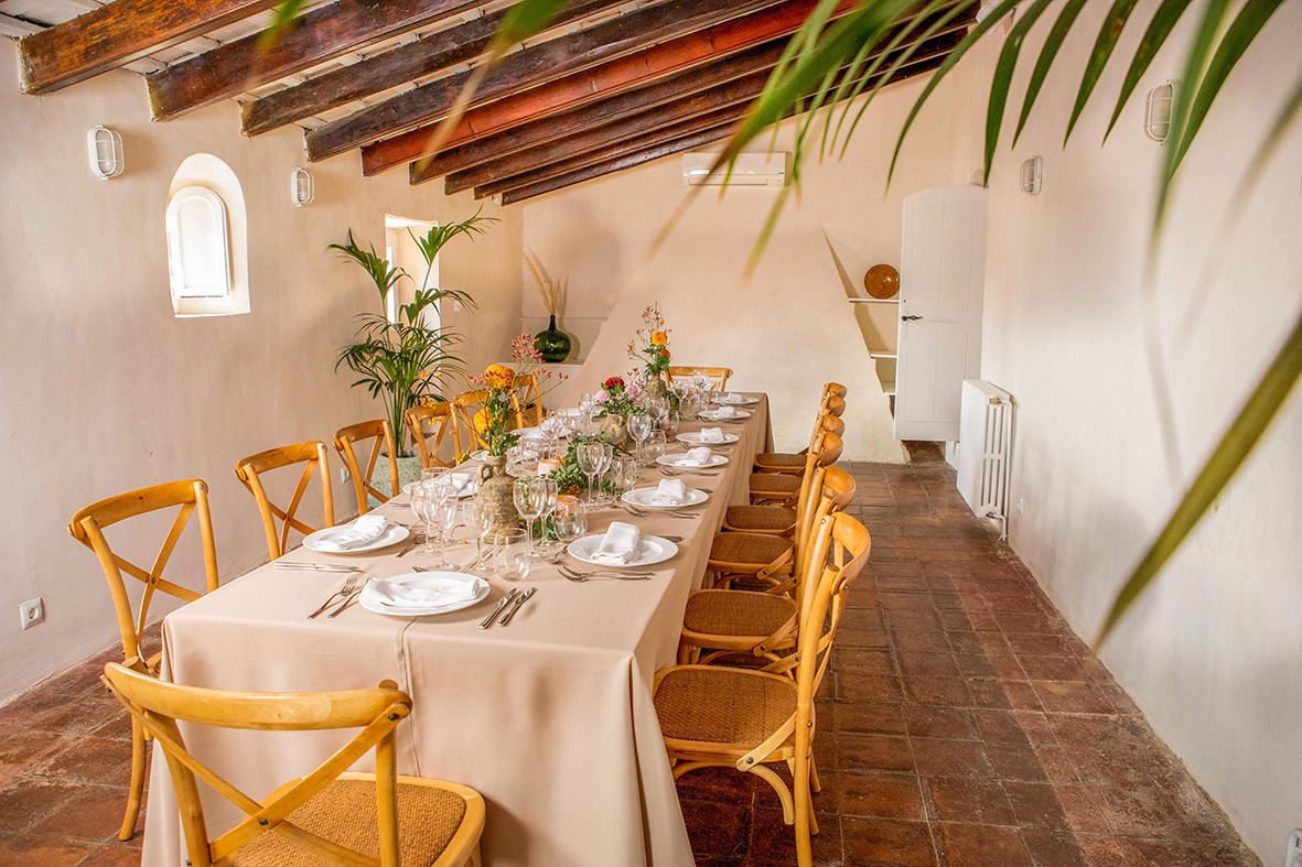 Sala Masia con vigas de madera