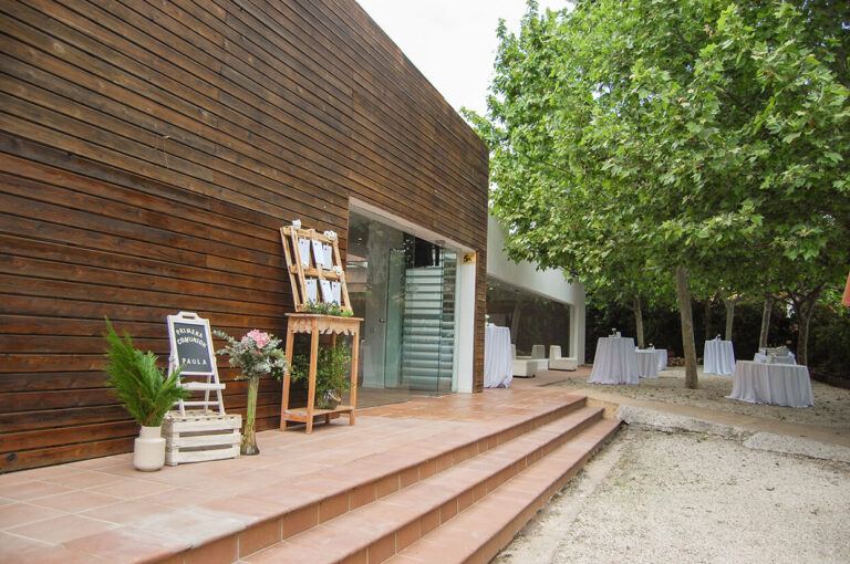 Exterior de la Sala Arnau con terraza