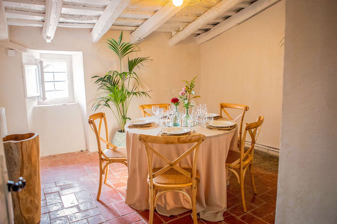 Sala Molí con ventana y suelo de barro