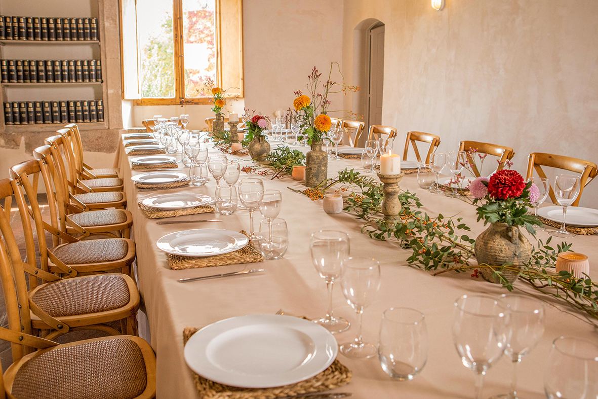 Detalle de la mesa con flores
