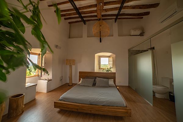 Habitación de la torre con vigas y luz natural