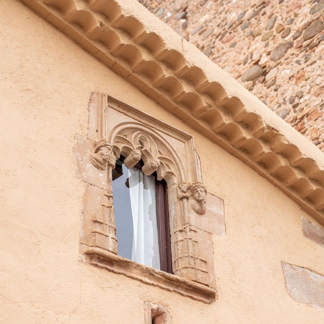 Ventana gótica decorada de la torre