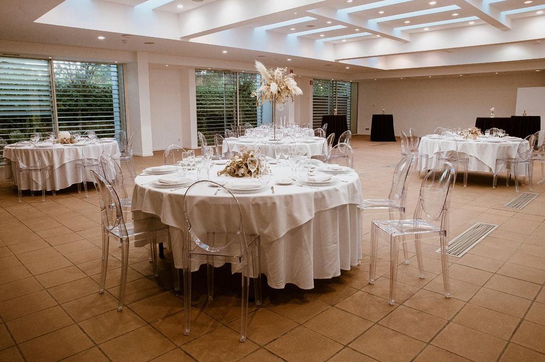 Banquete con mantelería blanca en la Sala Arnau