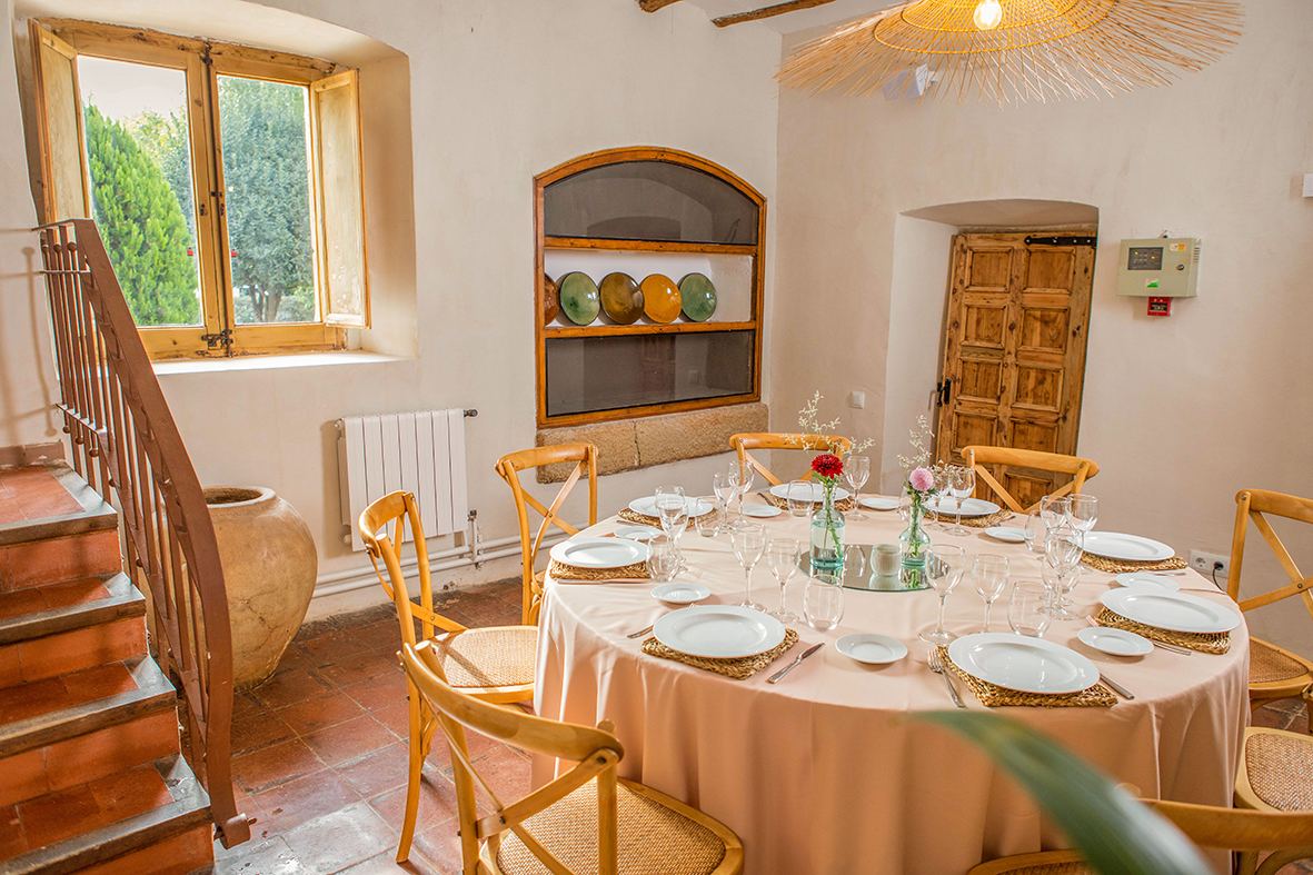 Detalle de la sala con hornacina y cerámica tradicional