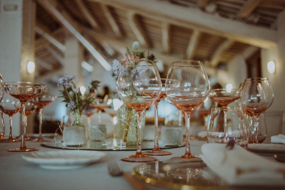 Detalle de copas y flores en la mesa