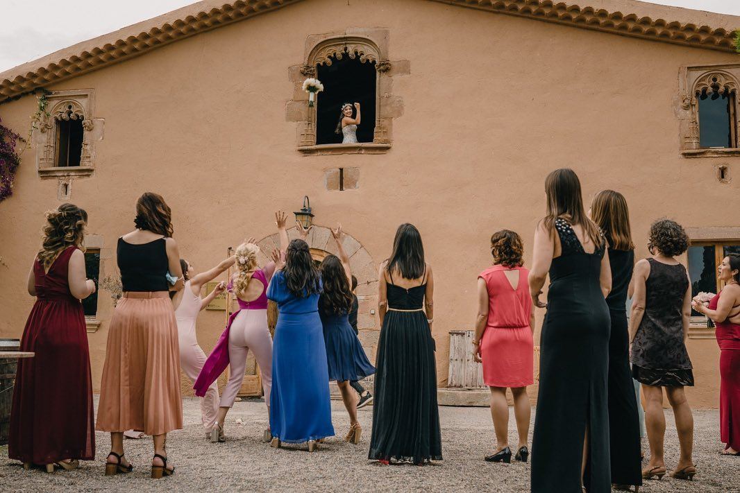 Novia lanzando el ramo desde la ventana