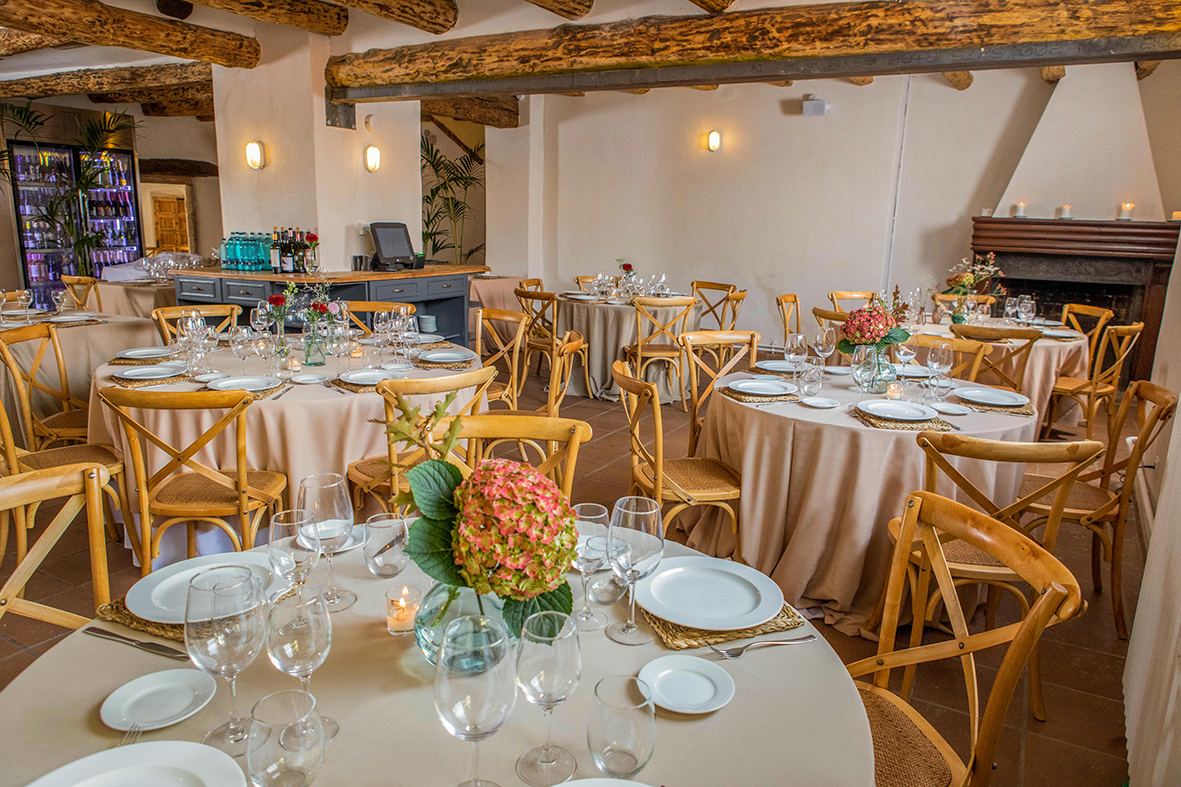 Sala Celler — mesas redondas