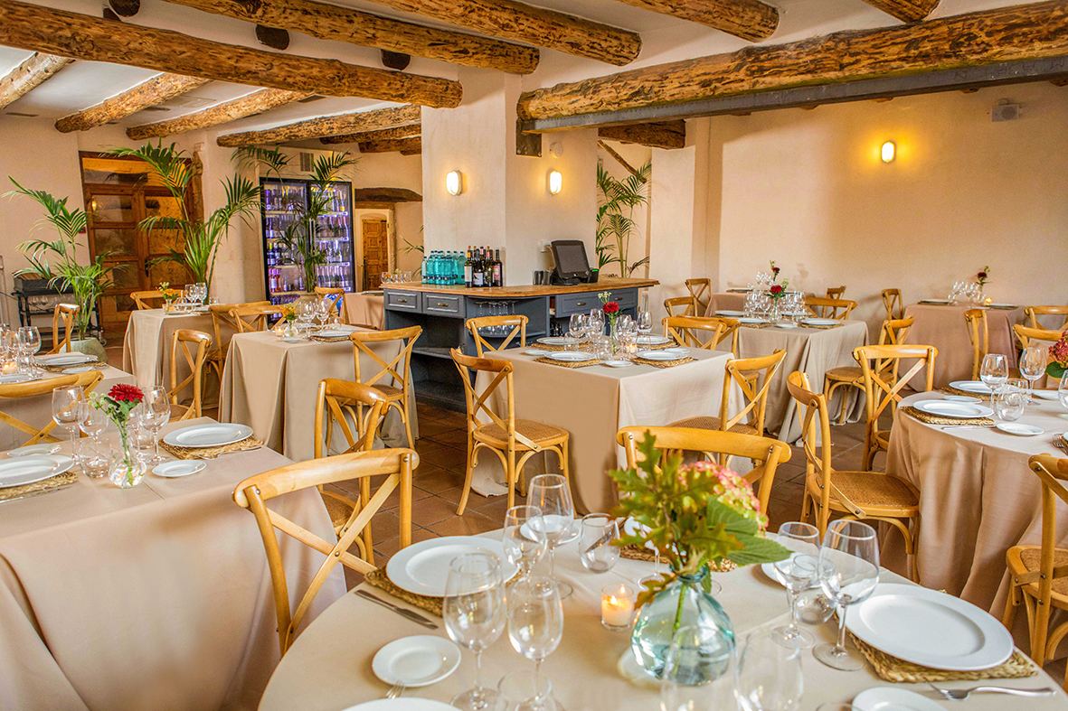 Sala Celler — mesas con bar al fondo