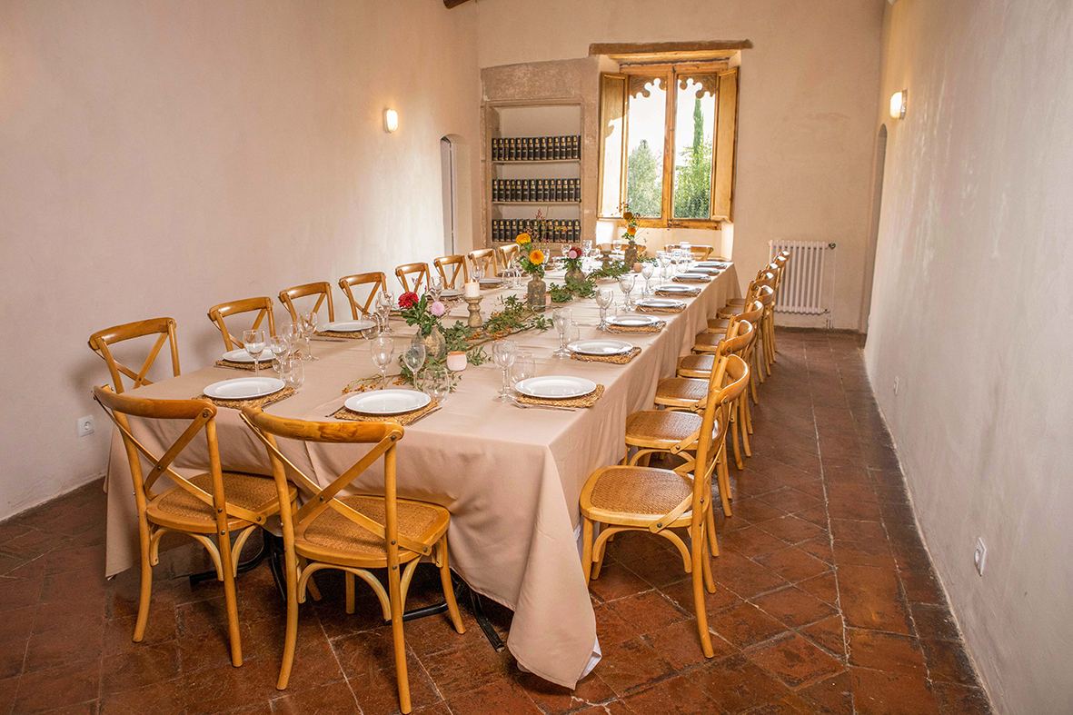 Sala amplia con mesa central