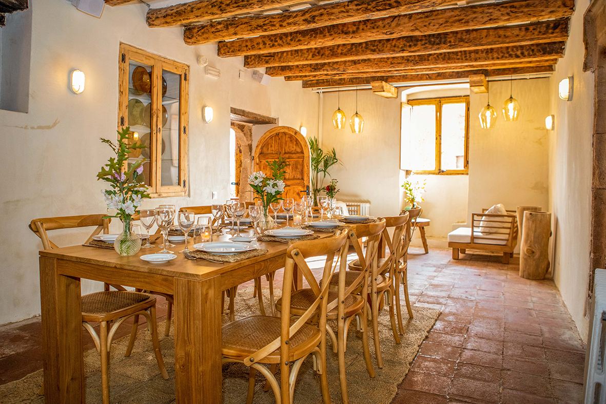 Antiga Cuina — salón con mesa alargada