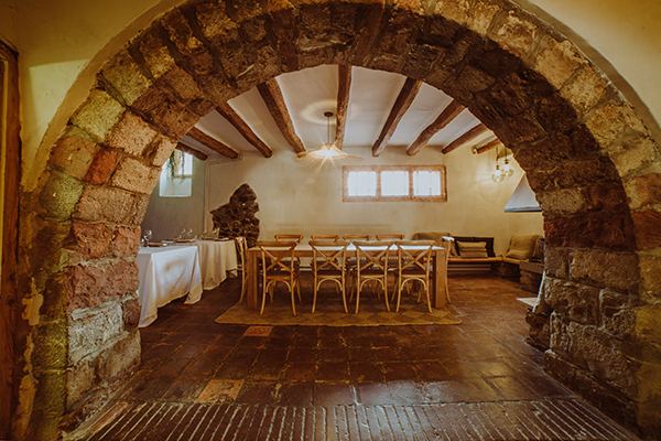 Sala La Llar con chimenea