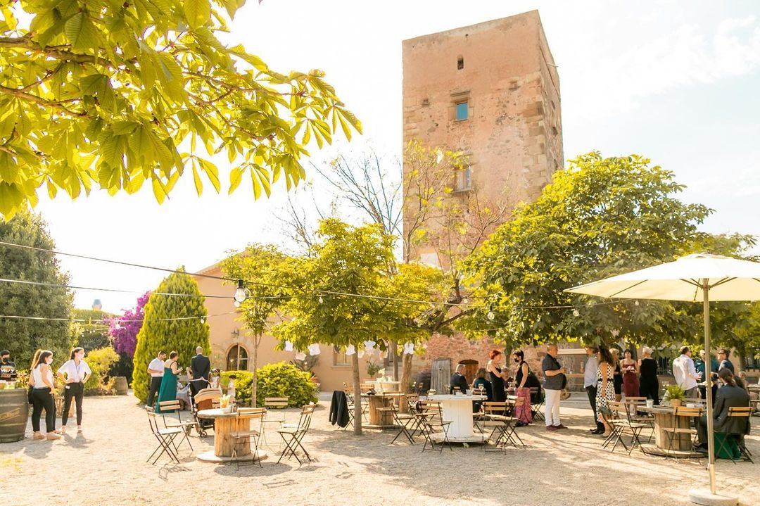 Aperitivo diurno con invitados en la Era