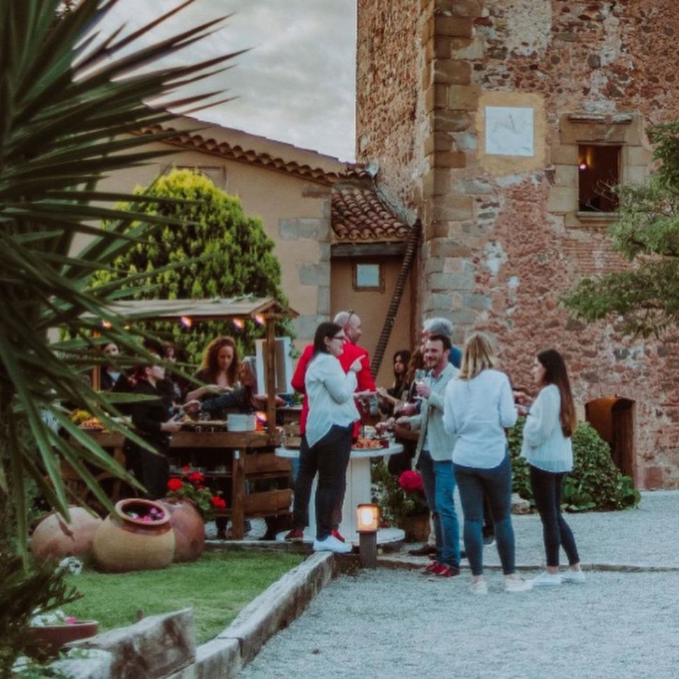 Invitados disfrutando del aperitivo junto a la torre